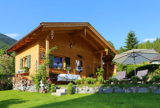 Ferienwohnungen Mitteldorf - Gartenhäuschen mit Liegewiese