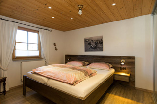 Ferienwohnungen Mitteldorf - Wohnung Lisa - Schlafzimmer tmb 2o4a0483