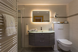 Ferienwohnungen Mitteldorf - Wohnung Lisa - Badezimmer Ferienwohnungen Mitteldorf - Wohnung Lisa - Badezimmer
